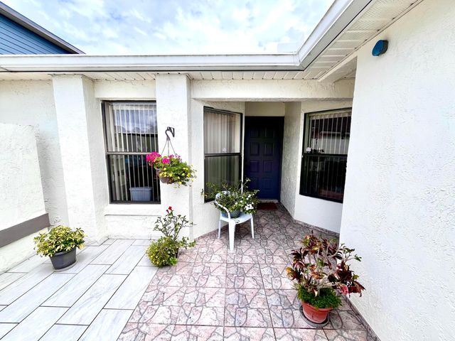 29 Lakepointe Circle, Kissimmee, FL 34743