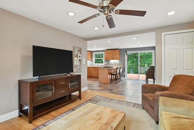 25 Tioga St, Springfield, MA 01128