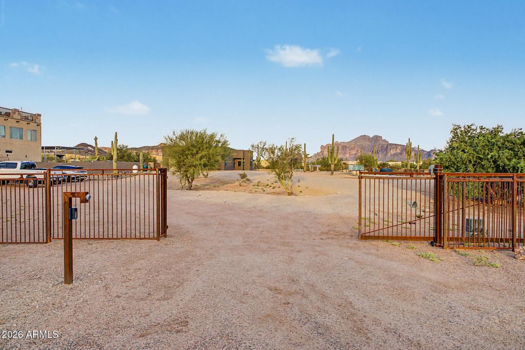 4921 N WOLVERINE PASS Road, Apache Junction, AZ 85119 — photo 2