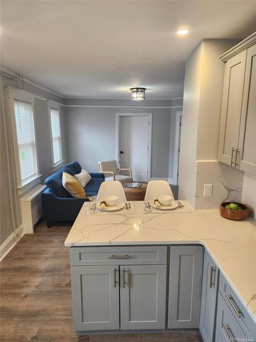 156 Cleveland Avenue B, Mineola, NY 11501