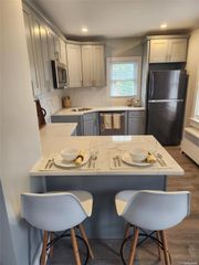156 Cleveland Avenue B, Mineola, NY 11501