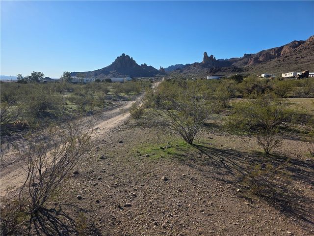 2033 Dewey Road, Golden Valley, AZ 86413