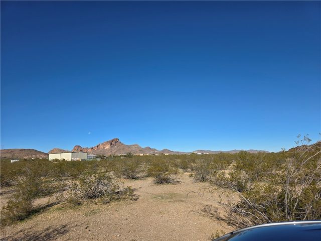 2033 Dewey Road, Golden Valley, AZ 86413