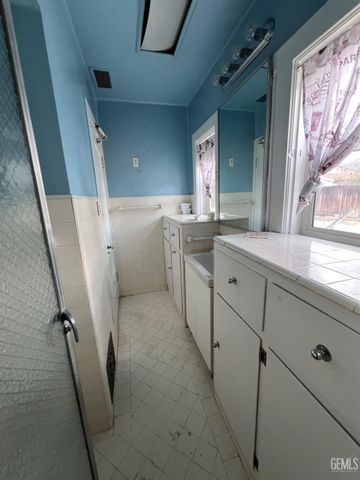 2010 Cherry Street, Bakersfield, CA 93304