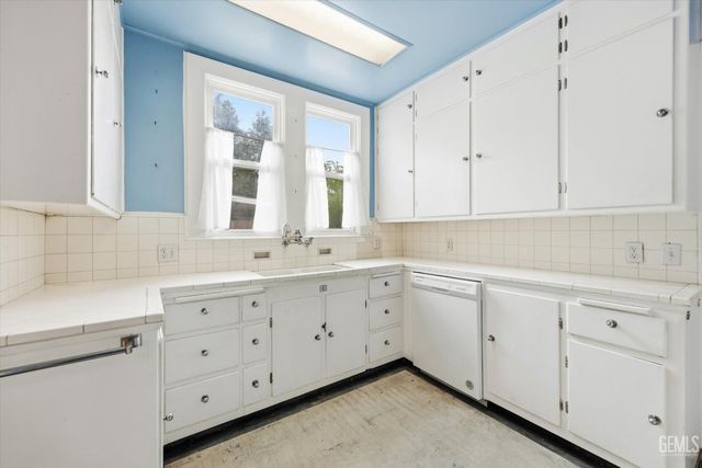 2010 Cherry Street, Bakersfield, CA 93304
