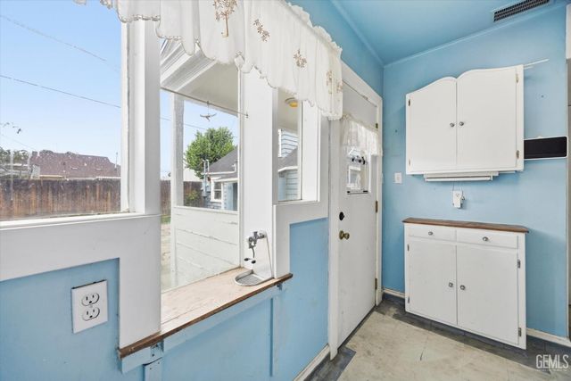 2010 Cherry Street, Bakersfield, CA 93304
