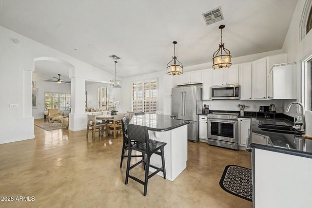 8143 E MICHELLE Drive, Scottsdale, AZ 85255
