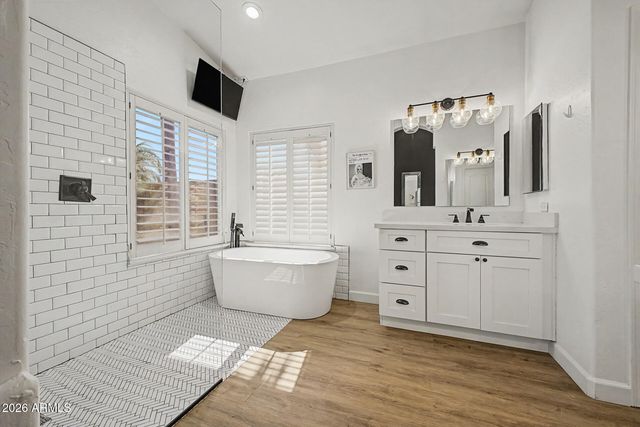 8143 E MICHELLE Drive, Scottsdale, AZ 85255