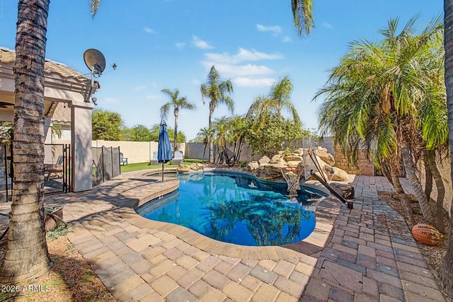 8143 E MICHELLE Drive, Scottsdale, AZ 85255