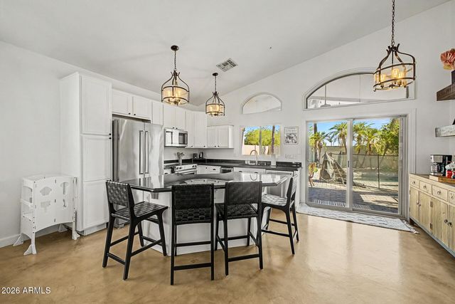 8143 E MICHELLE Drive, Scottsdale, AZ 85255