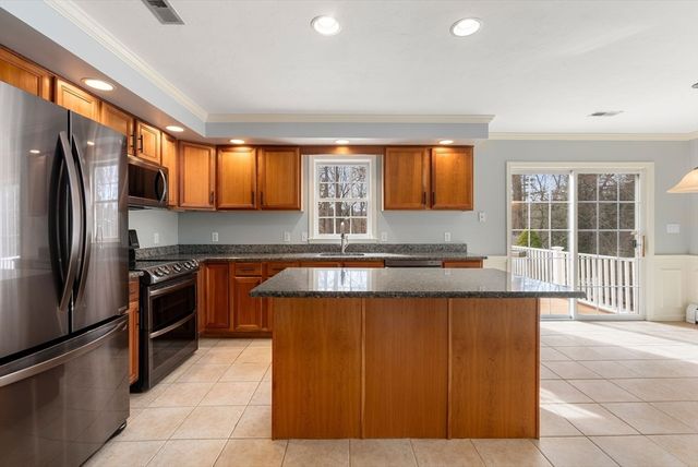 9 Old Towne Way, Sturbridge, MA 01518