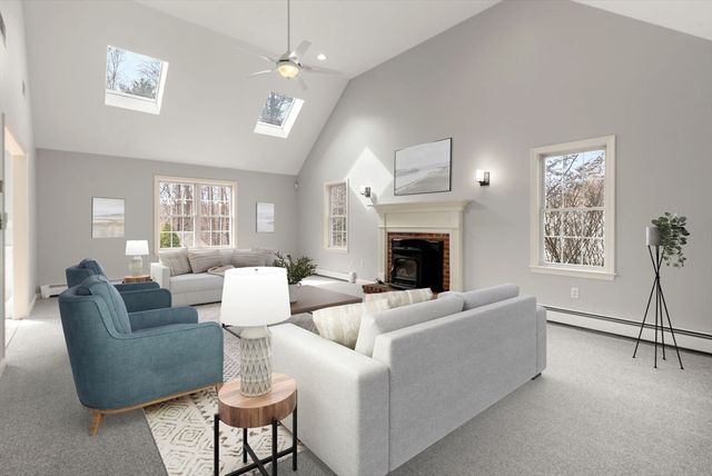 9 Old Towne Way, Sturbridge, MA 01518