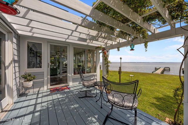 171 Low Tide Road, Bath, NC 27808