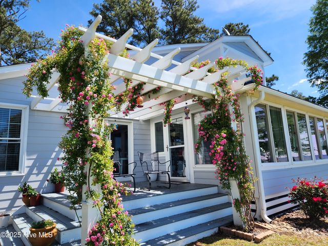 171 Low Tide Road, Bath, NC 27808