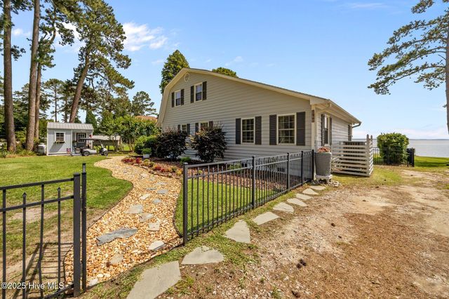 171 Low Tide Road, Bath, NC 27808