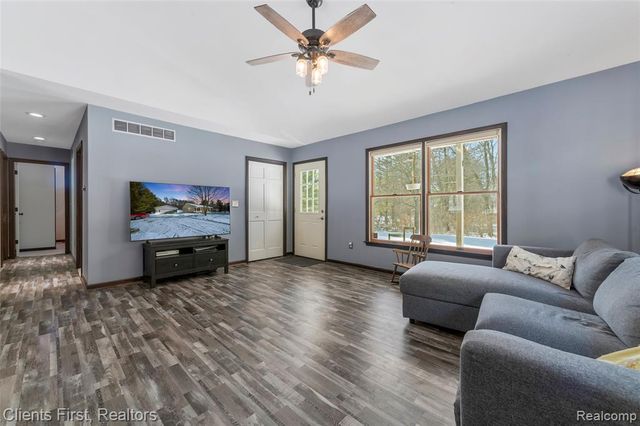 270 N Hurd Road, Ortonville, MI 48462