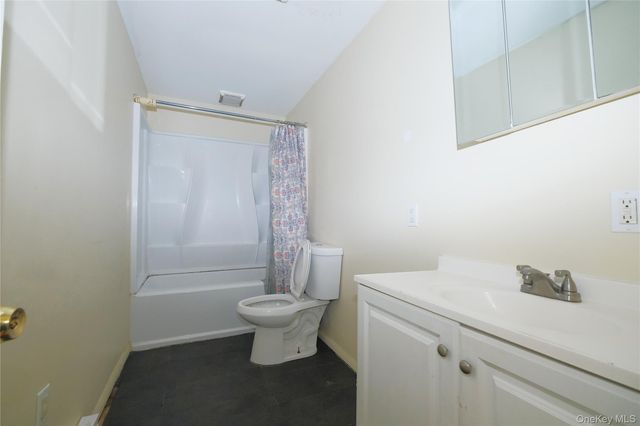 17 Roosevelt Road, Hyde Park, NY 12538