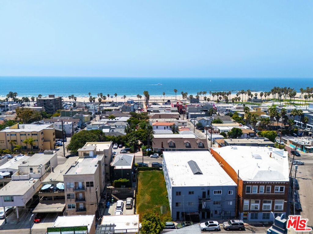 Image 3 of property listing at 1816 Pacific Avenue, Venice, CA 90291