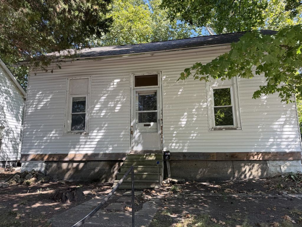 Image 1 of property listing at 718 Harrison Street, Mt Vernon, IL 62864