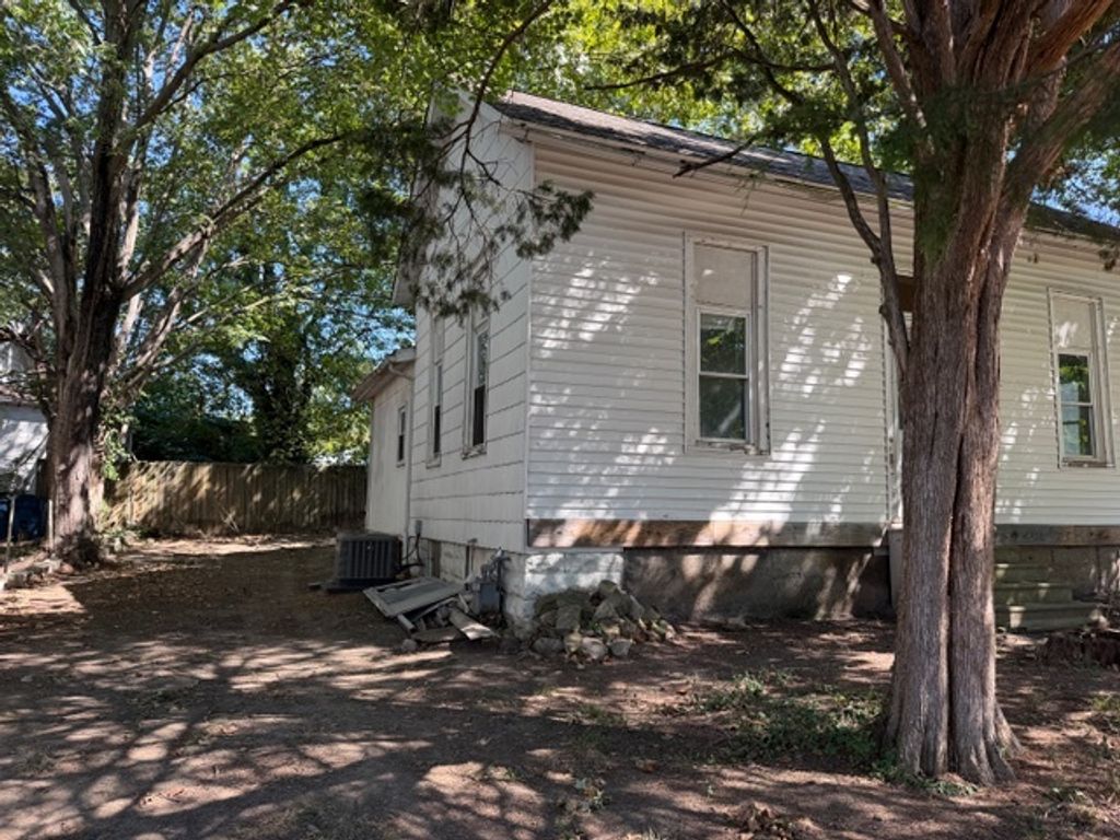 Image 2 of property listing at 718 Harrison Street, Mt Vernon, IL 62864