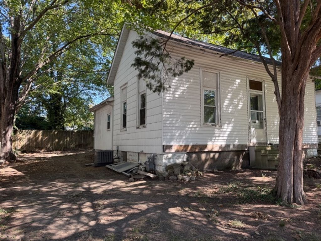 Image 3 of property listing at 718 Harrison Street, Mt Vernon, IL 62864