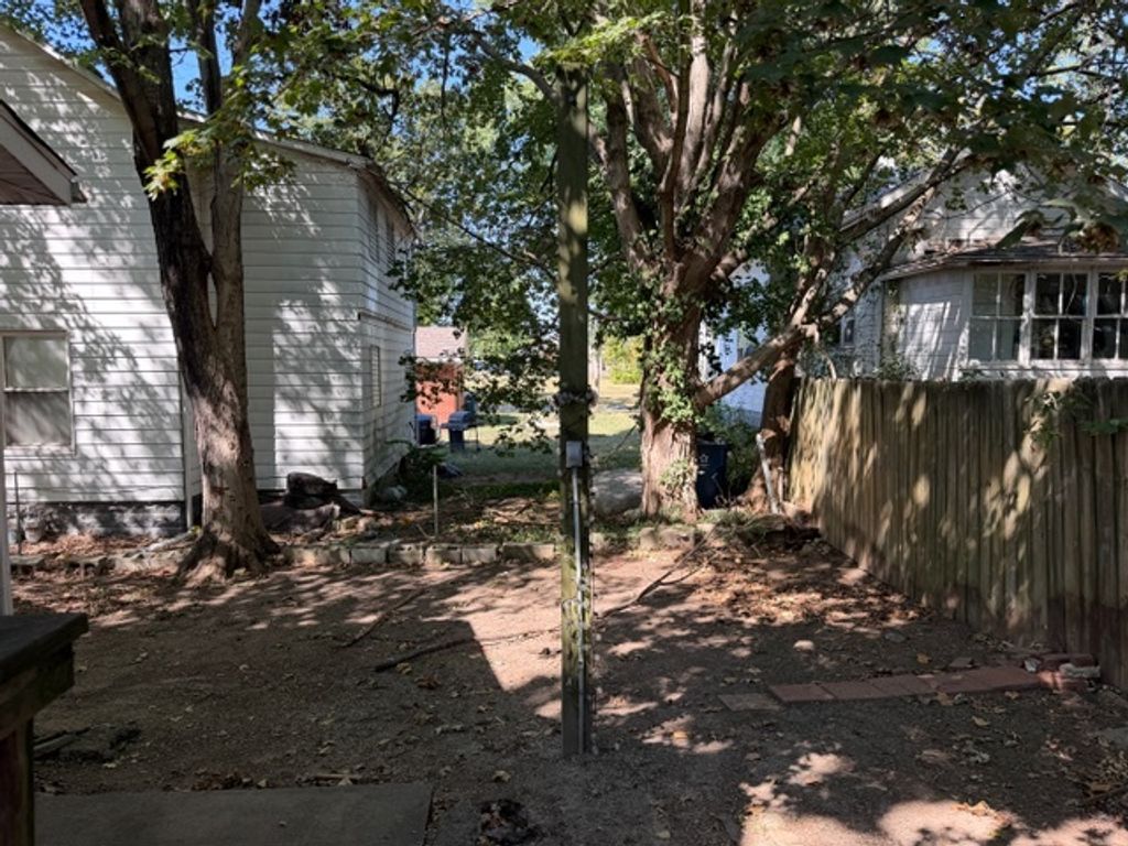Image 4 of property listing at 718 Harrison Street, Mt Vernon, IL 62864
