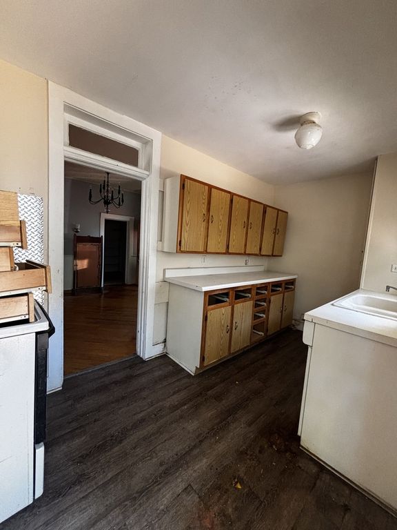 Image 7 of property listing at 718 Harrison Street, Mt Vernon, IL 62864