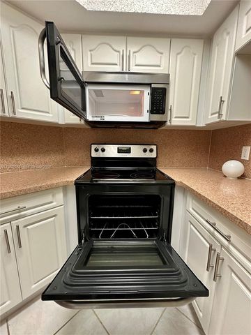 8235 Lake Dr 204, Doral, FL 33166