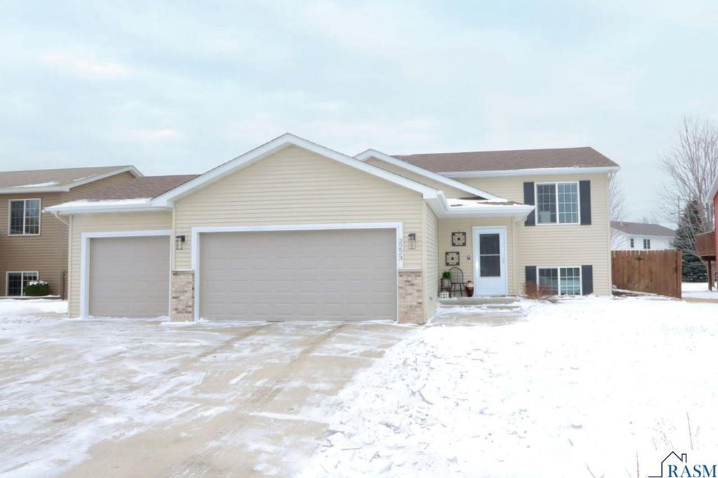 2223 Fairbanks Drive, North Mankato, MN 56003