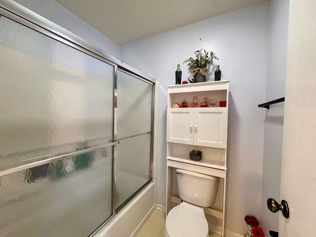 2401 E Glenwood Drive, Des Moines, IA 50320