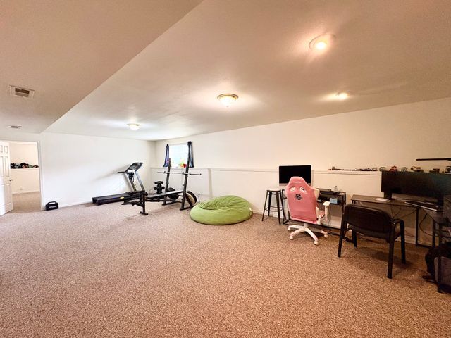 2401 E Glenwood Drive, Des Moines, IA 50320