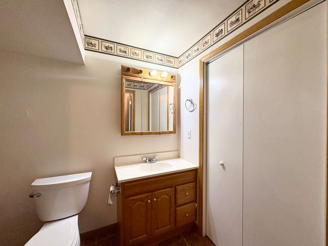 2401 E Glenwood Drive, Des Moines, IA 50320