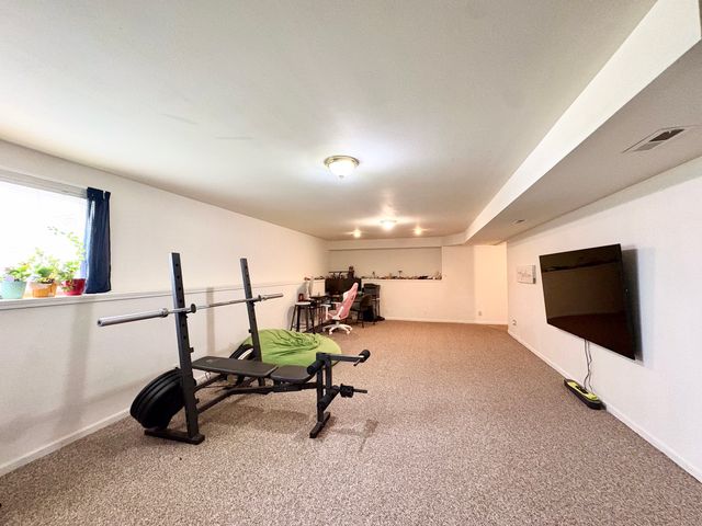 2401 E Glenwood Drive, Des Moines, IA 50320