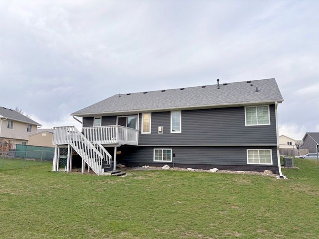 2401 E Glenwood Drive, Des Moines, IA 50320