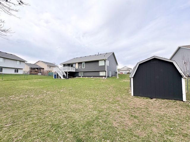 2401 E Glenwood Drive, Des Moines, IA 50320