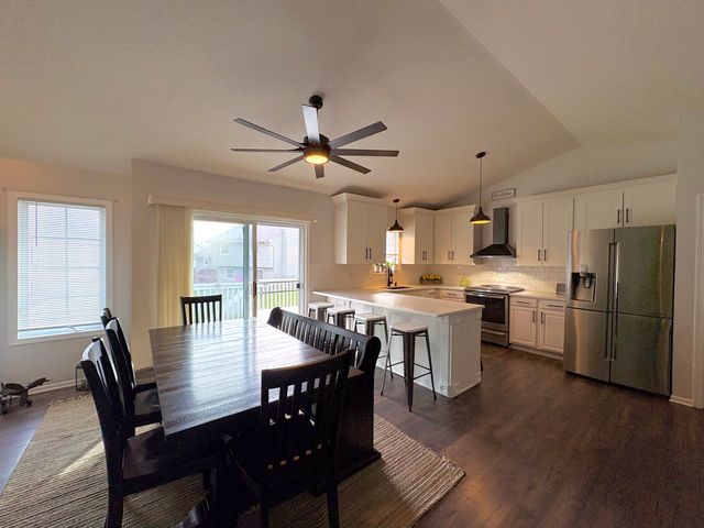 2401 E Glenwood Drive, Des Moines, IA 50320