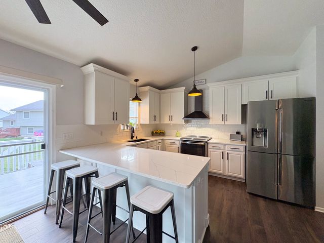 2401 E Glenwood Drive, Des Moines, IA 50320