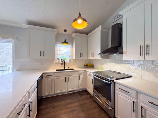 2401 E Glenwood Drive, Des Moines, IA 50320