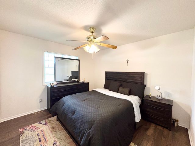 2401 E Glenwood Drive, Des Moines, IA 50320