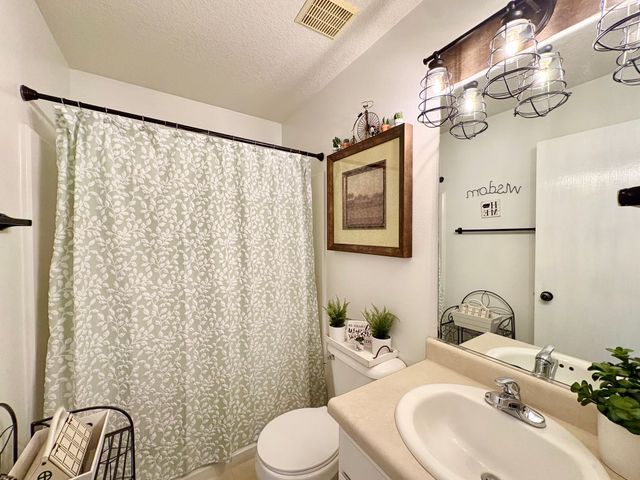 2401 E Glenwood Drive, Des Moines, IA 50320