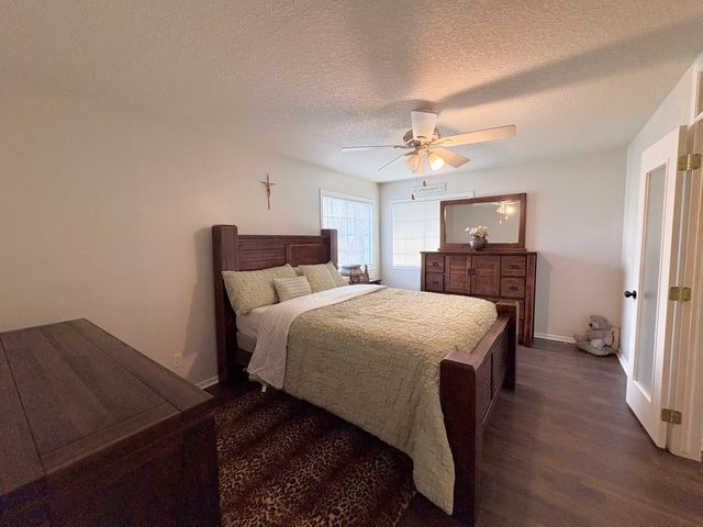 2401 E Glenwood Drive, Des Moines, IA 50320