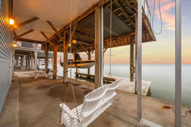251 Isles End RD, Galveston, TX 77554