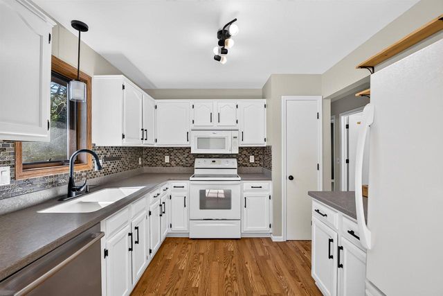 6005 Williamsburg Way, Madison, WI 53719