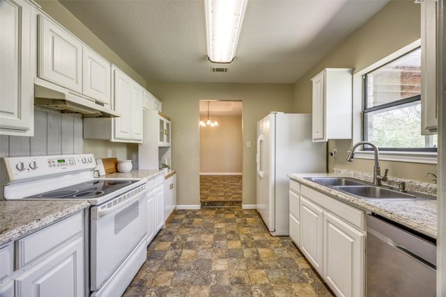 2088 County Road 1215, Savoy, TX 75479