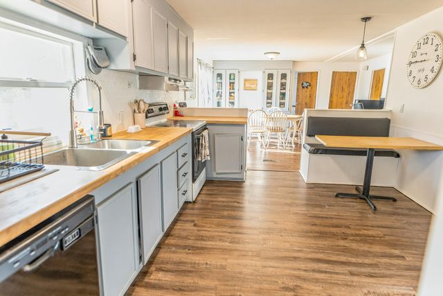 19223 N Poe Valley Road, Klamath Falls, OR 97603