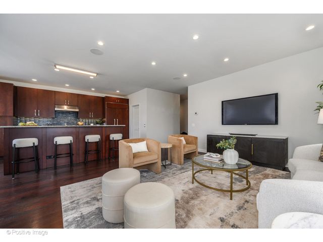 1414 N Wells Street 402, Chicago, IL 60610