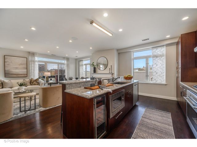 1414 N Wells Street 402, Chicago, IL 60610