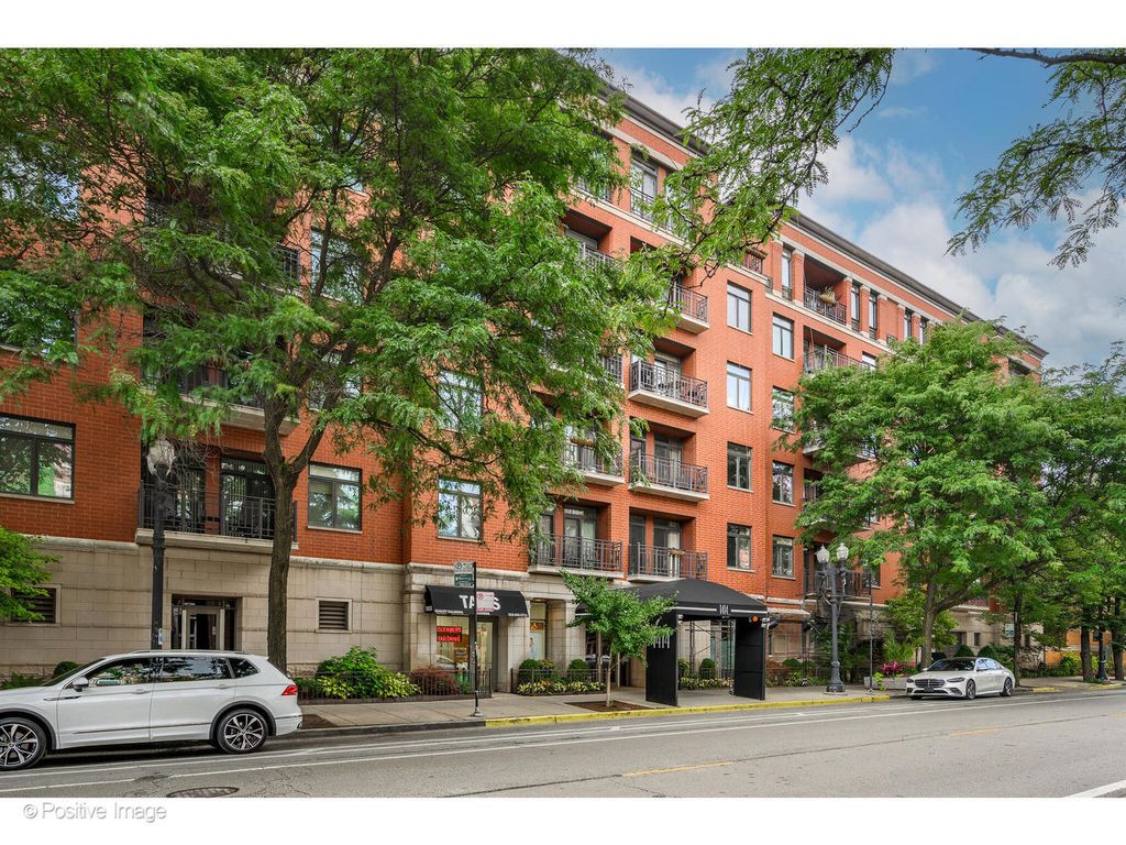 1414 N Wells Street 402, Chicago, IL 60610