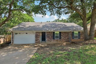 6405 Woods Edge Drive, Arlington, TX 76016
