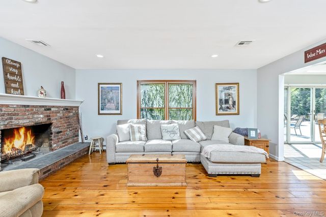41 Astor Avenue, Saint James, NY 11780